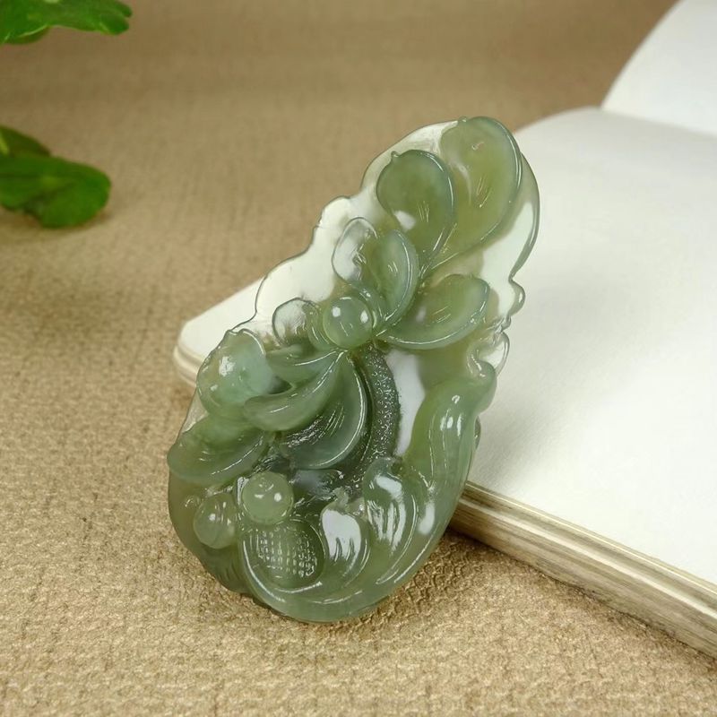 和田玉供應(yīng)鏈天然新疆和田玉青海料帶翠色玉石連年有余掛件送證書