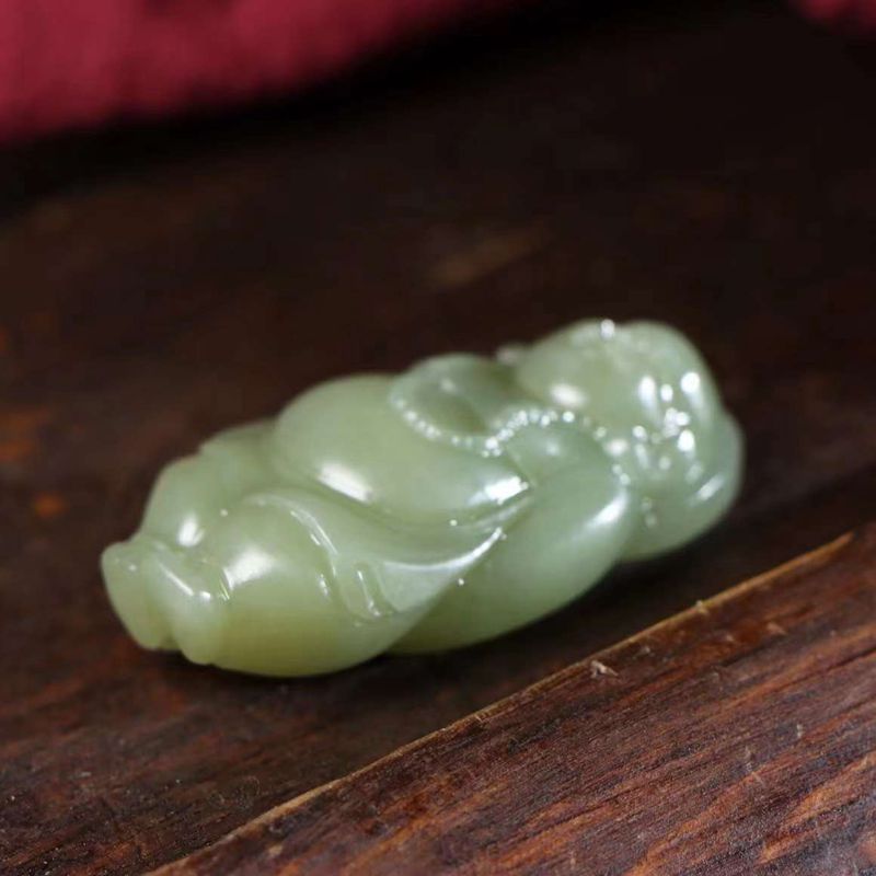 和田玉供應天然新疆和田玉青海料老料湖水綠彌勒佛青白玉玉石吊墜