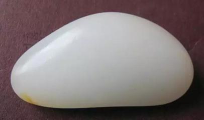 玉石收藏者必看:和田料與青海料白玉的區別揭秘