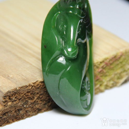 探索和田玉 菠菜綠與蘋果綠之間的差異 哪一種顏色更勝一籌