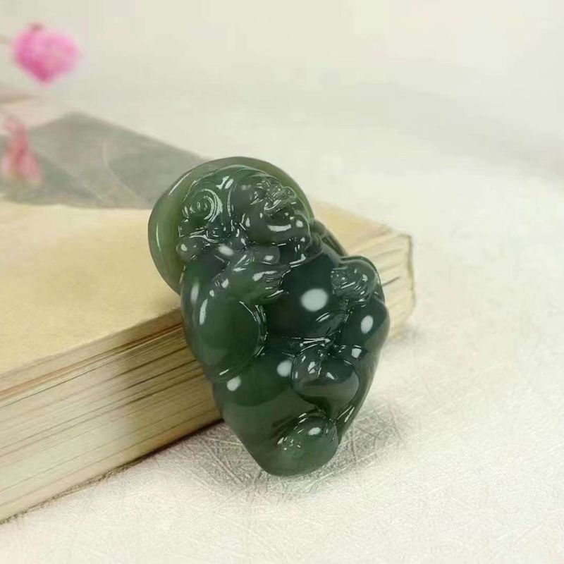 和田玉青海料財(cái)神吊墜 天然玉石中的祥瑞之選