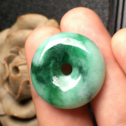 天然翡翠A貨平安扣 工廠直供的護身美飾，隨機發(fā)貨中的青海玉石之選